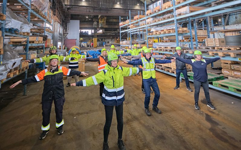 dansteel-medarbejdere-dyrker-motion-paa-lageret